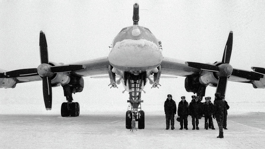 Стратегический бомбардировщик «ТУ-95» на&nbsp;аэродроме части дальней авиации в&nbsp;Тверской области, 1995&nbsp;год