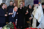 Первая женщина-космонавт, депутат Госдумы Валентина Терешкова, астронавт NASA Томас Стаффорд и дочь Алексея Леонова Оксана (слева направо) во время прощания с космонавтом Алексеем Леоновым на Федеральном военном мемориальном кладбище
