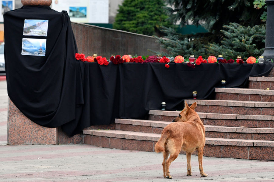 Стихийный мемориал в&nbsp;Симферополе в&nbsp;память о&nbsp;погибших при&nbsp;стрельбе в&nbsp;Пермском государственном национальном исследовательском университете, 21&nbsp;сентября 2021&nbsp;года