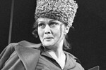 Актриса Наталья Гундарева в роли Ларисы Максимовны Садофьевой в спектакле «Молва» режиссера А. Гончарова по пьесе Афанасия Салынского, 1982 год 