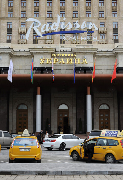 Такси марки Ford у&nbsp;гостиницы &laquo;Украина&raquo;, открытой после трех лет реконструкции под&nbsp;новым названием &laquo;Radisson Royal Hotel&raquo;, в&nbsp;Москве, 2015&nbsp;год