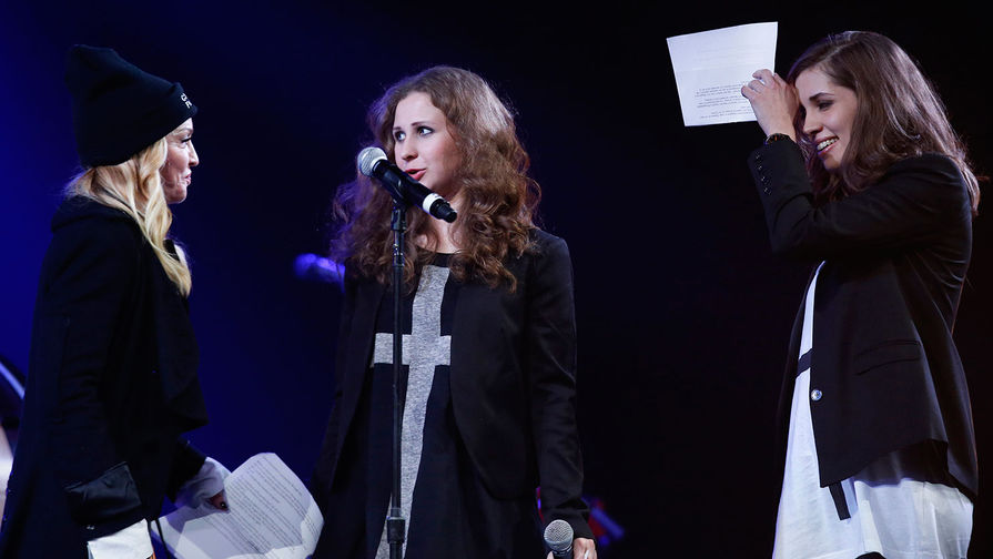 Певица Мадонна и участницы Pussy Riot Мария Алехина и Надежда Толоконникова на концерте Amnesty International в Нью-Йорке, февраль 2014 года