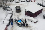 Жители Москвы пытаются вытащить из сугроба автомобиль, 4 февраля 2018 года