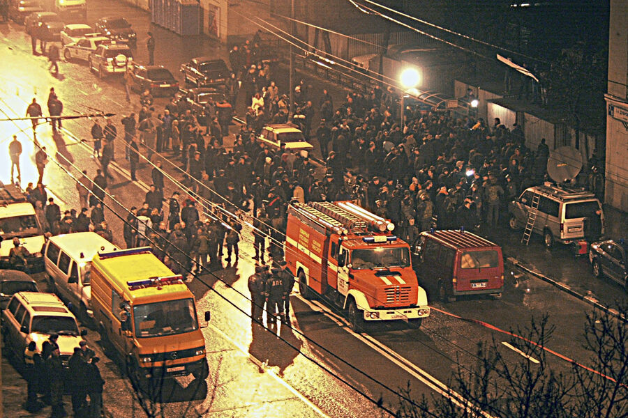 У&nbsp;здания Театрального центра на&nbsp;Дубровке в&nbsp;Москве, 24&nbsp;октября 2002&nbsp;года