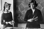 Лидия Федосеева-Шукшина (справа) в роли учительницы и Марина Левтова в художественном фильме «Ключ без права передачи» (1976)