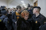 Мать оппозиционера Алексея Навального (включен в список террористов и экстремистов) Людмила с сыном Олегом в Басманном суде перед рассмотрением ходатайства следствия об изменении меры пресечения с подписки о невыезде на домашний арест Навальному (включен в список террористов и экстремистов)