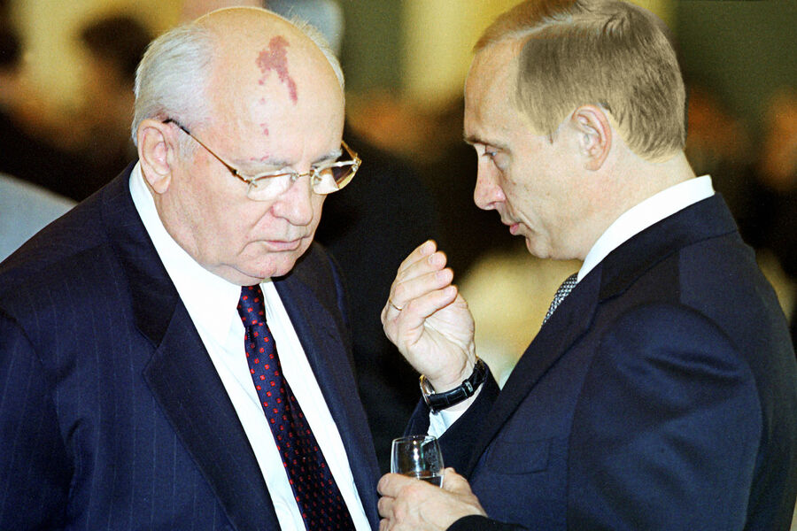 Президент России Владимир Путин и бывший президент СССР Михаил Горбачев на&nbsp;торжественном приеме в&nbsp;Большом Кремлевском дворце, 2002&nbsp;год