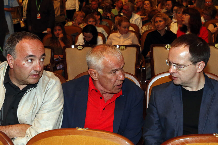 Продюсер, президент фестиваля &laquo;Кинотавр&raquo; Александр Роднянский (признан в РФ иностранным агентом), актер Сергей Гармаш и министр культуры РФ Владимир Мединский (слева направо) перед&nbsp;премьерой фильма &laquo;Огни большой деревни&raquo; на&nbsp;XXVII открытом российском кинофестивале &laquo;Кинотавр&raquo;, 2016&nbsp;год