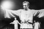 Актер Валентин Гафт в главной роли в спектакле «Генрих IV » по пьесе итальянского драматурга Луиджи Пиранделло на сцене Московского театра «Современник» в Москве, январь 1979 года