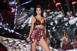 Кендалл Дженнер во время шоу Victoria's Secret, 2018 год 