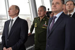 Владимир Путин и министр обороны РФ Сергей Шойгу (второй слева) наблюдают за демонстрационным полетом нового сверхзвукового стратегического бомбардировщика-ракетоносца «Ту-160М» «Петр Дейнекин» во время посещения Казанского авиационного завода имени С. П. Горбунова, 25 января 2018 года