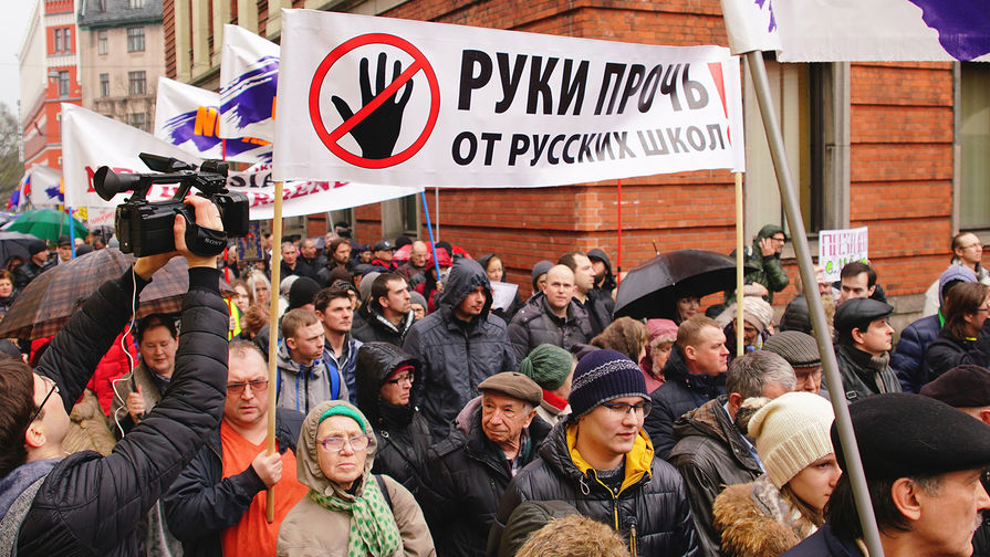 Участники митинга &laquo;Марш рассерженных родителей&raquo; в&nbsp;знак протеста против принятых законов о&nbsp;переходе образования в&nbsp;средней школе на&nbsp;латышский язык, Рига, 4 апреля 2018 года 