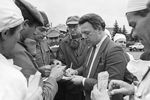 Певец Иосиф Кобзон с ликвидаторами аварии на Чернобыльской АЭС, 1986 год
