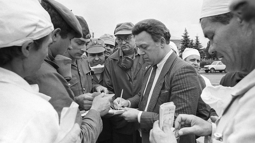 Певец Иосиф Кобзон с&nbsp;ликвидаторами аварии на&nbsp;Чернобыльской АЭС, 1986 год