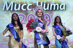 Победительница конкурса красоты «Мисс Чита-2019» Анастасия Попова (в центре), первая вице-мисс Елизавета Сутурина (справа) и вторая вице-мисс конкурса красоты «Мисс Чита-2019» Татьяна Дербина в Чите.