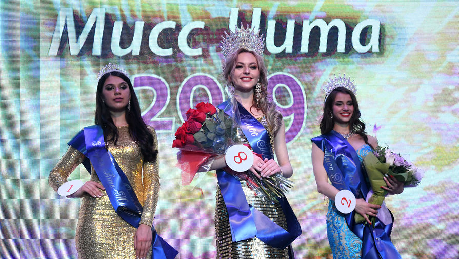 Победительница конкурса красоты &laquo;Мисс Чита-2019&raquo; Анастасия Попова (в центре), первая вице-мисс Елизавета Сутурина (справа) и вторая вице-мисс конкурса красоты &laquo;Мисс Чита-2019&raquo; Татьяна Дербина в&nbsp;Чите.