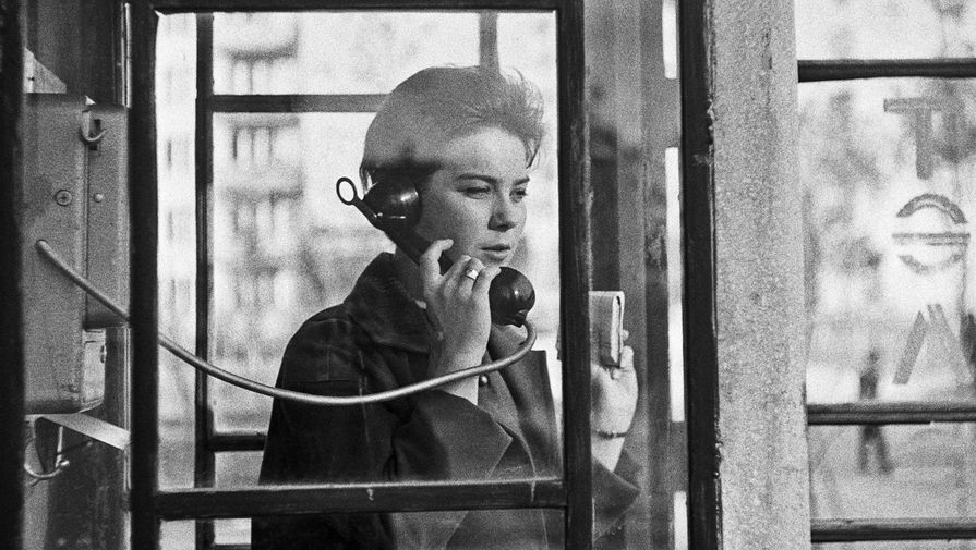 Актриса Лариса Голубкина в уличной телефонной будке, 1965 год
