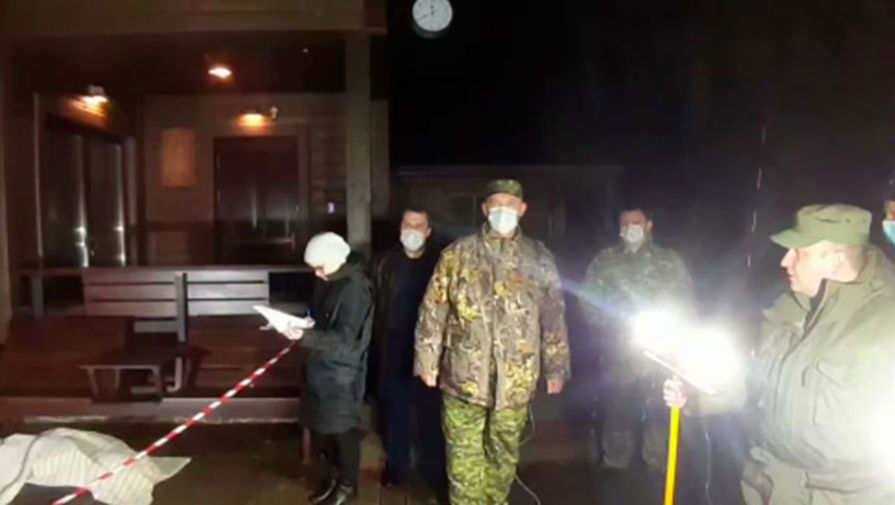 На месте убийства бизнесмена и депутата Выборгского района Ленинградской области Александра Петрова на территории его дома в поселке Великое, 24 октября 2020 года