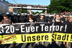 Протестующие с плакатом «G20 — ваш террор, наш город!» во время демонстрации накануне саммита G20 в Гамбурге, 6 июля 2017 года