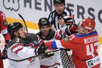 Хоккеисты сборной Канады Шон Лалонд и Максим Тальбо и игрок команды России Валерий Ничушкин (слева направо) в матче Кубка Первого канала