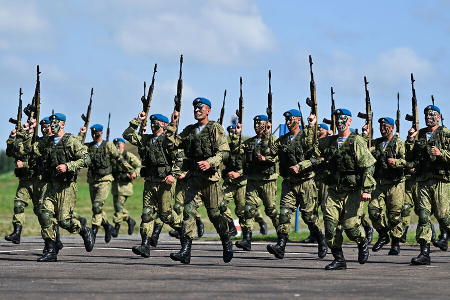 Показательные выступления военнослужащих на&nbsp;праздновании Дня ВДВ на&nbsp;полигоне 242-го учебного центра ВДВ в&nbsp;поселке Светлый в&nbsp;Омске, 2&nbsp;августа 2025&nbsp;года