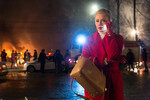 <b>15-е место. «Домашний арест» (2018)</b>
<br><br>
Социальная сатира с Павлом Деревянко в главной роли — о вороватом мэре небольшого городка, который попадается на взятке и теперь вынужден отбывать домашний арест в доме своего детства, коммуналке с самыми простыми во всех смыслах земляками. Острый юмор, прекрасные актеры и интересные бытовые сюжеты превратили сериал из привычной современному зрителю низкопробной комедии в достойного преемника советского жизненного кино.