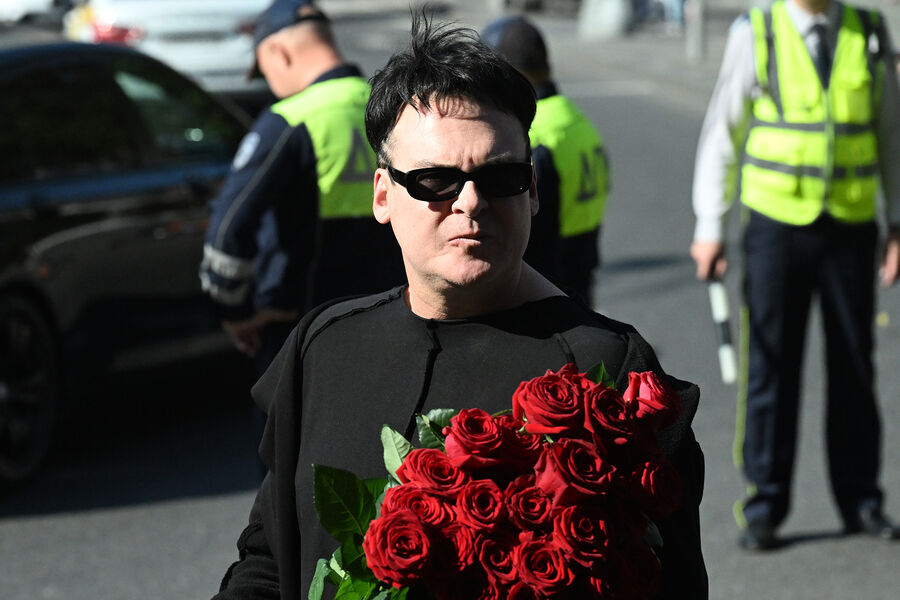 Певец Юлиан перед&nbsp;церемонией прощания с&nbsp;Николаем Добронравовым в&nbsp;Концертном зале имени Чайковского в&nbsp;Москве, 20&nbsp;сентября 2023&nbsp;года