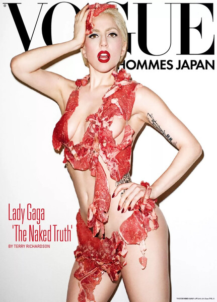 <b>Леди Гага, Vogue Hommes Japan, 2010</b>
<br><br>
&laquo;Мясное платье&raquo; американской певицы Леди Гаги, созданное для&nbsp;нее дизайнером Франком Фердинандом, наделало много шума: звезду критиковали далеко не только защитники животных и вегетарианцы. Широкой публике наряд был представлен 12&nbsp;сентября 2010&nbsp;года, когда звезда появилась в&nbsp;нем на&nbsp;27-й церемонии музыкальных наград MTV Video Awards в&nbsp;Лос-Анджелесе.
<br><br>
Однако не все знают, что знаменитому &laquo;мясному платью&raquo; предшествовало не менее эпатажное &laquo;мясное бикини&raquo;, в&nbsp;котором Леди Гага снялась для&nbsp;обложки японского Vogue Homme, &mdash; автором снимка стал фотограф и клипмейкер Терри Ричардсон. Досталось за&nbsp;эту обложку всем &mdash; и певице, и Vogue, и Терри Ричардсону, которого, помимо прочего, обвинили в&nbsp;плагиате (по мнению колумниста издания Entertainment Weekly, фотограф позаимствовал идею с&nbsp;мясным бикини у&nbsp;авторов шоу «Топ-модель по-американски»).
