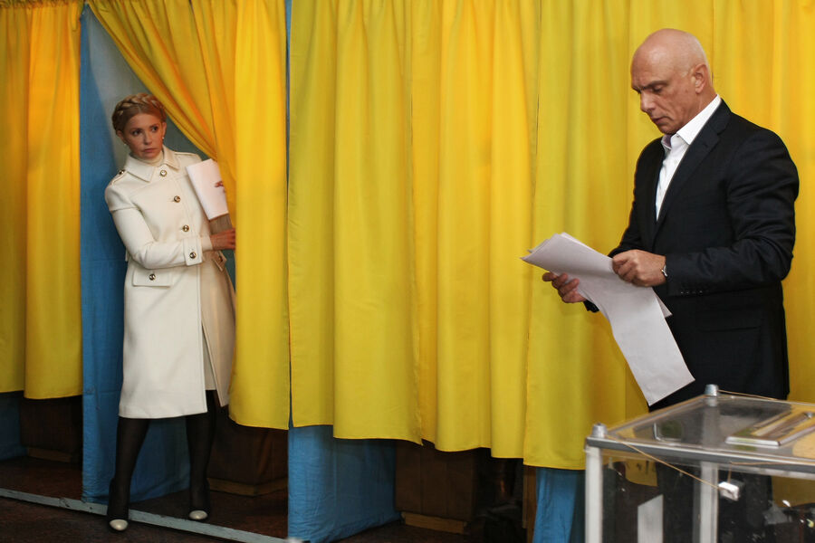 Глава фракции &laquo;Батьковщина&raquo; Юлия Тимошенко с&nbsp;супругом Александром Тимошенко на&nbsp;избирательном участке в&nbsp;Днепропетровске во время выборов в&nbsp;органы местного самоуправления, 25&nbsp;октября 2015&nbsp;года