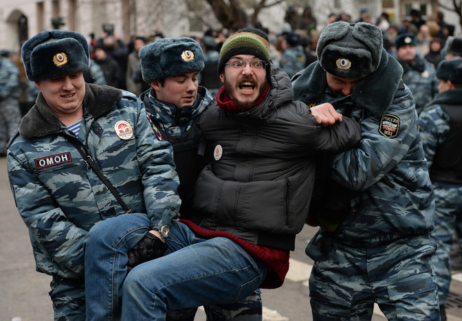 Сотрудники полиции задерживают сторонника оппозиции у&nbsp;здания Замоскворецкого суда Москвы