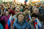Участники митинга в поддержку России на центральной площади Евпатории