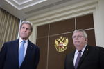 Госсекретарь США Джон Керри и посол США в России Джон Теффт перед началом встречи с президентом РФ В. Путиным в резиденции «Бочаров ручей»