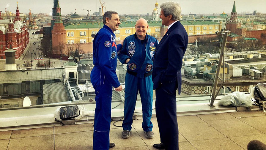 Джон Керри с астронавтом NASA Скоттом Келли и космонавтом «Роскосмоса» Михаилом Корниенко на крыше отеля Ritz-Carlton в центре Москвы
