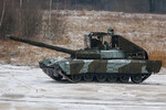 Танк Т-80БВМ с противодроновым козырьком, комплексом РЭБ и комплексом средств снижения заметности (КССЗ) «Накидка»