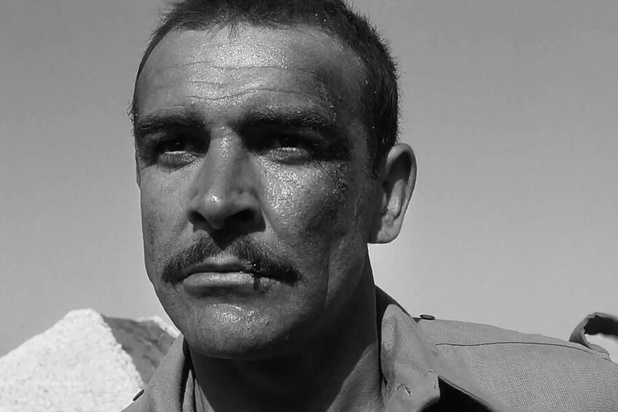 <b>&laquo;Холм&raquo; (1965)</b>
<br><br>
Звезда &laquo;Бонда&raquo; сыграл в&nbsp;фильме бывшего сержанта, осужденного после отказа идти в&nbsp;самоубийственную атаку &mdash; и бросающего вызов главному надзирателю лагеря.
