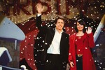 <b>«Реальная любовь» (2003)</b>
<br><br>
Вот уже третье десятилетие эта романтическая комедия остается главным новогодним фильмом для всех женщин, которым хочется посмотреть что-то хорошее и про любовь. В фильме о запутанных отношениях разных жителей Лондона, которые счастливо разрешаются поцелуем в рождественский вечер, Хью Грант сыграл холостого премьер-министра. И он тоже окажется влюблен.
Одна из причин успеха картины — великолепный актерский состав: помимо Хью Гранта, здесь сыграли Кира Найтли, Алан Рикман, Колин Ферт, Билл Найи. И даже зловещий Билли Боб Торнтон появился в роли американского президента.