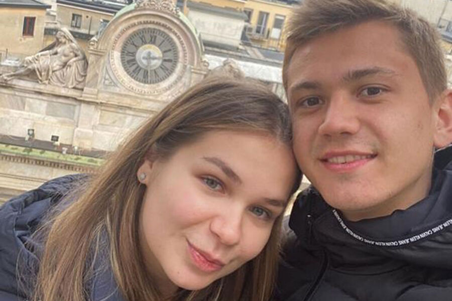 <b>Иван Обляков и Наталья Лаугина</b>
<br><br>
Полузащитник ЦСКА Иван Обляков и его избранница Наталья Лаугина знакомы со школьной скамьи &mdash; супруги вместе обучались в&nbsp;одной из&nbsp;гимназий Санкт-Петербурга. Пока девушка училась на&nbsp;гидрографа в&nbsp;Государственном университете морского и речного флота, Обляков строил карьеру в&nbsp;спорте. Сначала они просто дружили, но с&nbsp;годами их отношения переросли в&nbsp;романтические. В&nbsp;2021 году Обляков и Лаугина поженились, а в&nbsp;2024-м у&nbsp;супругов родилась дочь Кира. 