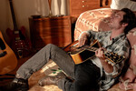 <b>«Избавь меня от небытия» (Springsteen: Deliver Me from Nowhere), реж. Скотт Купер</b>
<br><br>
<b>Где и когда смотреть:</b> в мировом прокате — с 24 октября
<br><br>
Байопик американского рок-музыканта Брюса Спрингстина. Фильм посвящен процессу записи шестого студийного альбома Спрингстина Nebraska, выпущенного в 1982 году. В главной роли — звезда сериала «Медведь» Джереми Аллен Уайт.
