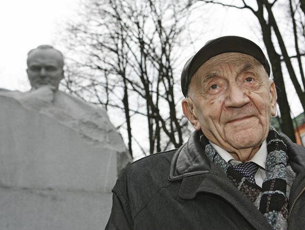 У памятника С.П.Королеву