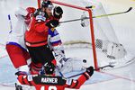 Игрок сборной Канады Райан О'Райлли (в центре) в полуфинальном матче чемпионата мира по хоккею – 2017 с Россией