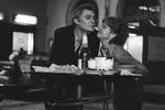 Олег Басилашвили и Людмила Гурченко в фильме «Вокзал для двоих» (1982). Эльдар Рязанов специально пригласил на главные роли актеров из двух совершенно разных миров (он – ленинградец, она - харьковчанка), ведь и играть им предстояло людей с совершенно разным жизненным опытом. Оба артиста познакомились за два часа до начала съемок. А поскольку снимать мелодраму начали с конца, первым оказался эпизод с поцелуем. Басилашвили был возмущен и даже собирался отказаться от роли: он был не готов к такому тесному общению с совершенно незнакомой женщиной. К счастью, Гурченко спасла ситуацию. Она изменила диалог, самостоятельно переписав текст, благодаря чему поцелуй был перенесен на другую сцену. 