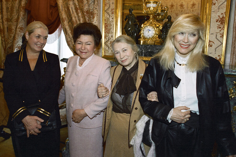 Слева направо: Лидия Федосеева-Шукшина, Наина Ельцина, Любовь Соколова и Ирина Мирошниченко на&nbsp;встрече в&nbsp;Кремле, 1994&nbsp;год