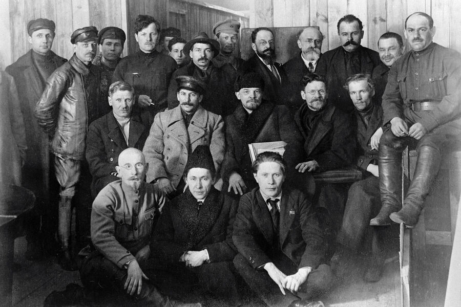 Иосиф Сталин, Владимир Ленин и Михаил Калинин (во втором ряду в&nbsp;центре слева направо) среди делегатов VIII съезда РКП, 1919&nbsp;год