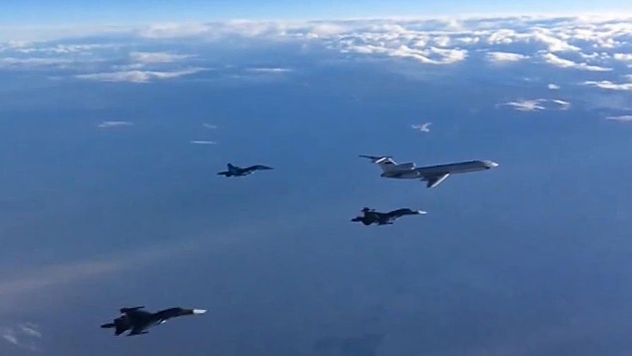 Первая группа российских самолетов в составе Ту-154 и многофункциональных бомбардировщиков Су-34 во время перелета с авиабазы Хмеймим в пункты постоянного базирования на территории России