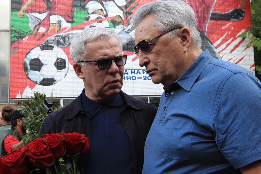 Председатель совета легенд Ночной хоккейной лиги Александр Якушев (справа) и первый заместитель председателя комитета Государственной думы РФ по&nbsp;экологии, природным ресурсам и охране окружающей среды Вячеслав Фетисов на&nbsp;церемонии прощания с&nbsp;бывшим главным тренером сборной России и ФК &laquo;Спартак&raquo; Георгием Ярцевым в&nbsp;манеже Академии ФК &laquo;Спартак&raquo; в&nbsp;Москве, 19&nbsp;июля 2022&nbsp;года