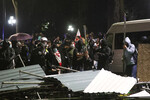 Протестующие возводят баррикаду во время митинга оппозиции в Тбилиси, 4 октября 2025 года