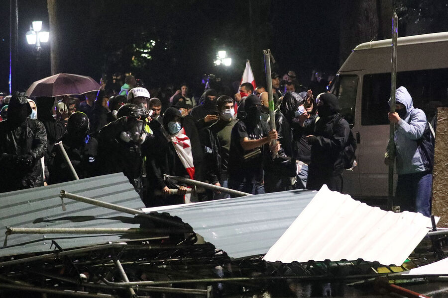 Протестующие возводят баррикаду во время митинга оппозиции в&nbsp;Тбилиси, 4&nbsp;октября 2025&nbsp;года