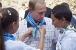 Президент России Владимир Путин во время посещения детского центра «Артек» в Крыму, 28 июля 2001 года