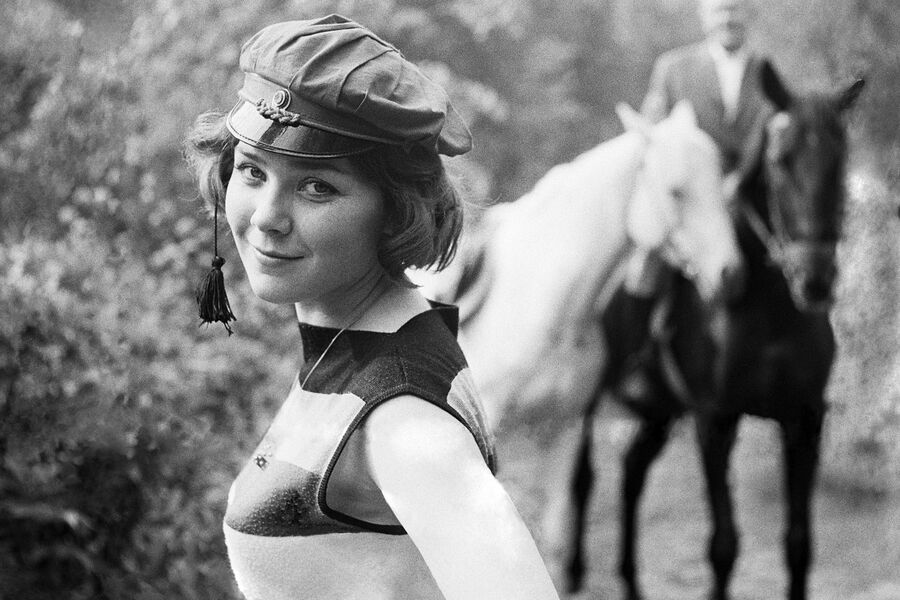 Актриса Лариса Голубкина во время конной прогулки по&nbsp;лесу, 1965&nbsp;год 