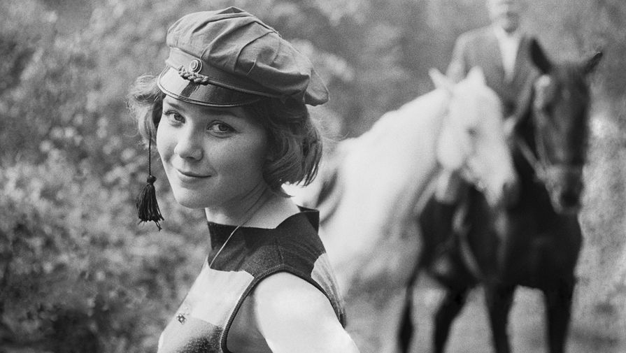 Актриса Лариса Голубкина во время конной прогулки по лесу, 1965 год